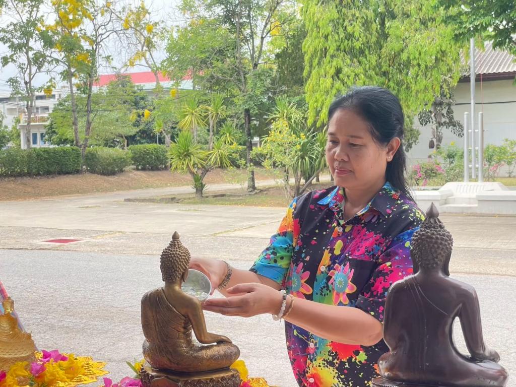 DIPROM CENTER 5 ร่วมสืบสานประเพณีและวัฒนธรรม อันดีงามของไทย จัดกิจกรรม "สรงน้ำพระ รดน้ำดำหัว ขอพรผู้ใหญ่ เนื่องในเทศกาลสงกรานต์"