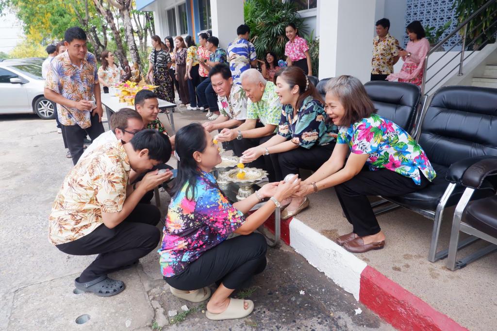DIPROM CENTER 5 ร่วมสืบสานประเพณีและวัฒนธรรม อันดีงามของไทย จัดกิจกรรม "สรงน้ำพระ รดน้ำดำหัว ขอพรผู้ใหญ่ เนื่องในเทศกาลสงกรานต์"
