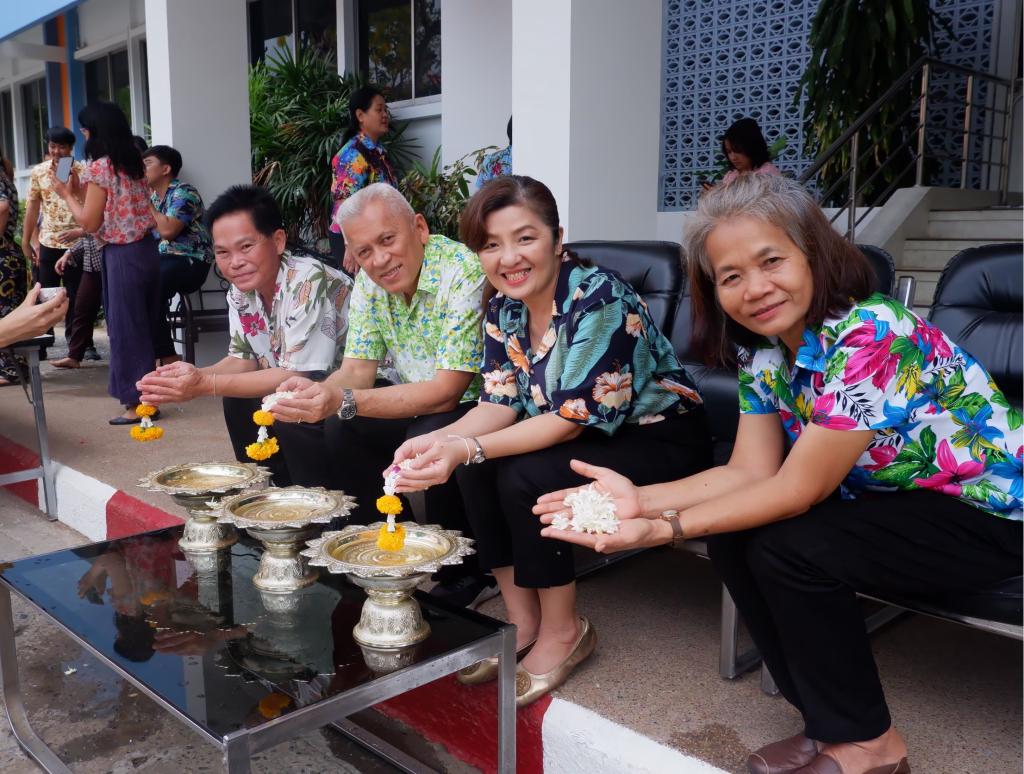 DIPROM CENTER 5 ร่วมสืบสานประเพณีและวัฒนธรรม อันดีงามของไทย จัดกิจกรรม "สรงน้ำพระ รดน้ำดำหัว ขอพรผู้ใหญ่ เนื่องในเทศกาลสงกรานต์"