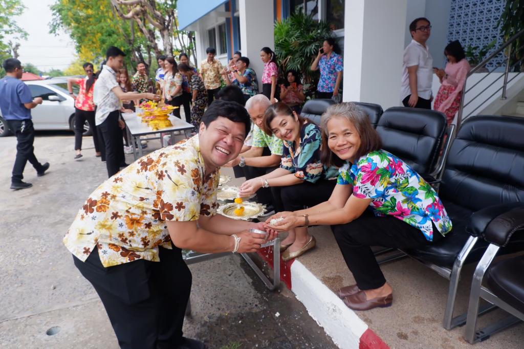 DIPROM CENTER 5 ร่วมสืบสานประเพณีและวัฒนธรรม อันดีงามของไทย จัดกิจกรรม "สรงน้ำพระ รดน้ำดำหัว ขอพรผู้ใหญ่ เนื่องในเทศกาลสงกรานต์"